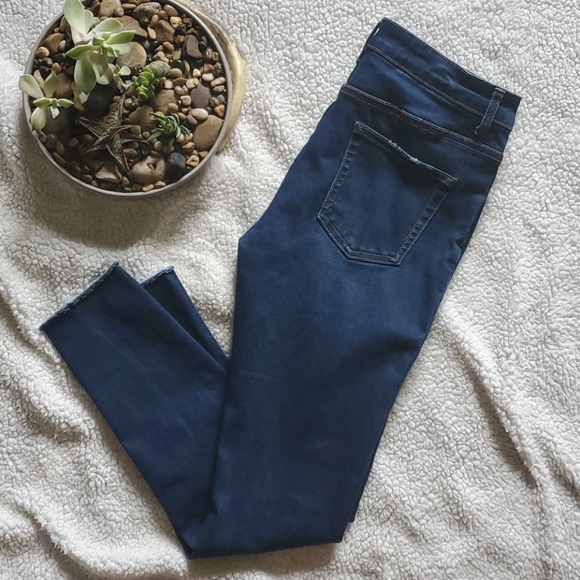 💥SOLD💥 Skinny distressed jeans sz. 4 - Picture 2 of 6